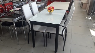 Стол обеденный «Дубай 1 стекло" (Стекло белое, МДФ+планка черная) опора черный, металл краш.